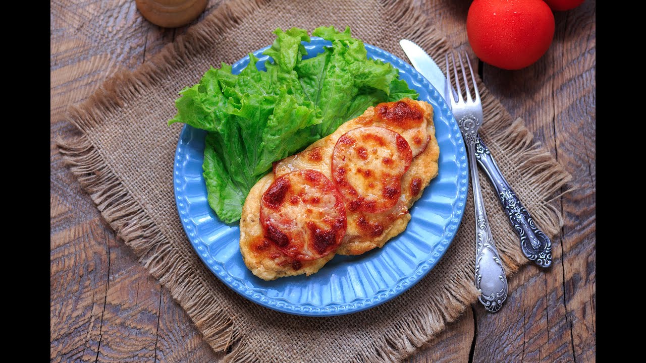 Rapea kana, juustoinen juusto ja mausteinen kastike. Parmesan-kana on ruokalaji, joka nostaa mielialaa hetkessä ja antaa mukavan olon.