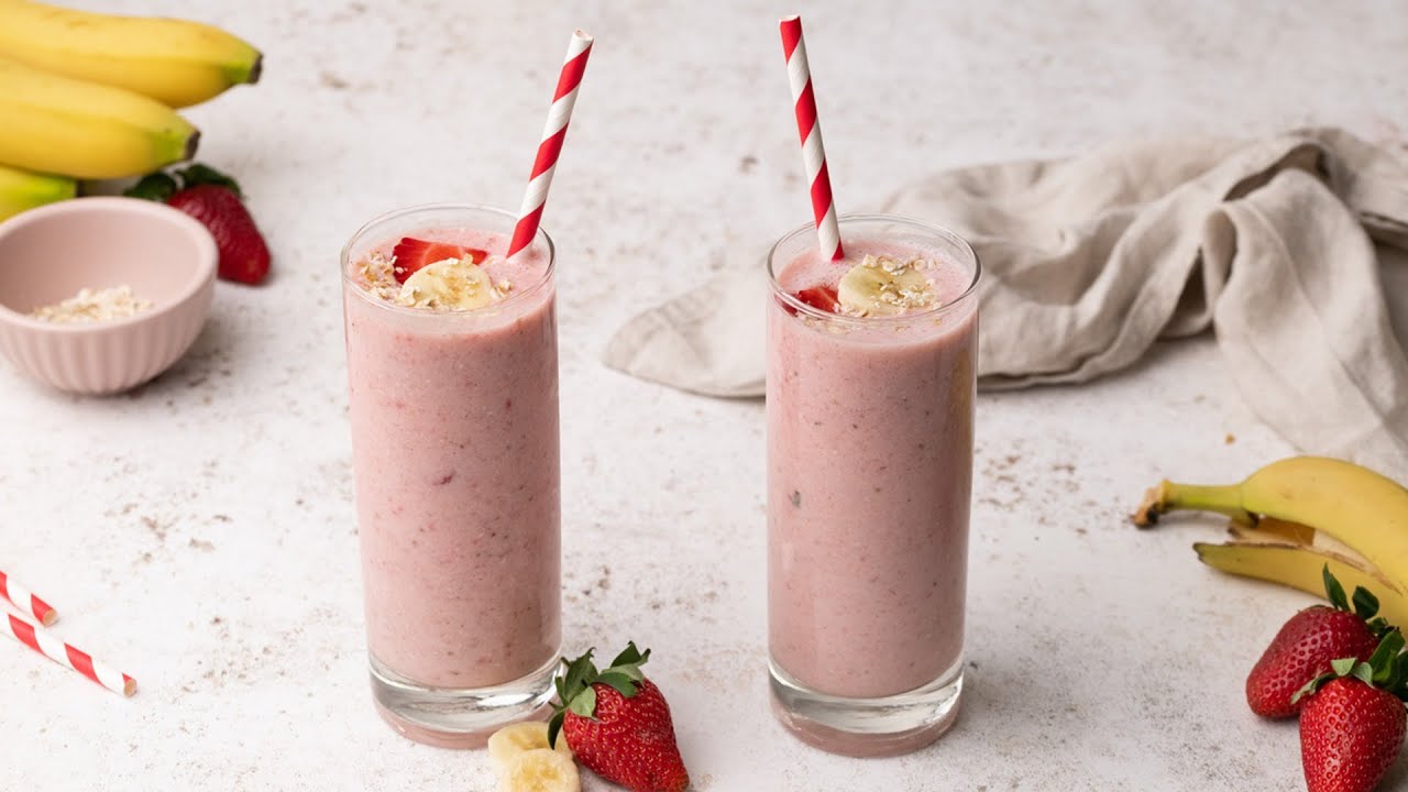 Banaanista ja mansikoista valmistettu fitness-smoothie: täydellinen välipala kuumina päivinä.