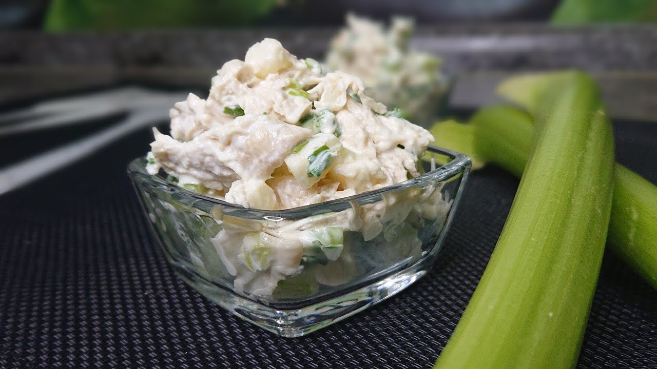 Tämä herkullinen selleri- ja omenasalaatti ilahduttaa sinua maullaan. Se on maukas, nopea ja helppo valmistaa.