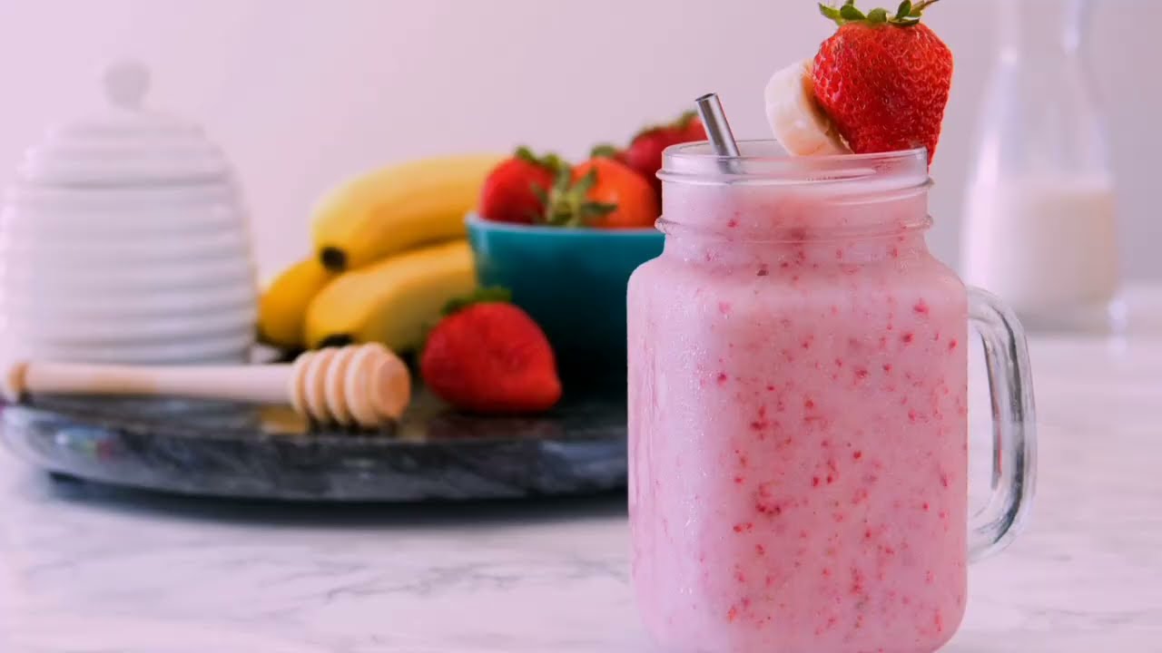 Banaanista ja mansikoista valmistettu fitness-smoothie: täydellinen välipala kuumina päivinä.