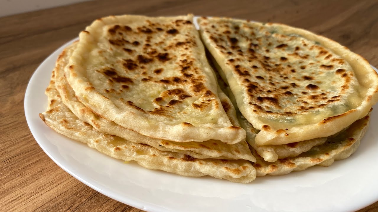 Valmistan turkkilaisia pannukakkuja. Tulinen täyte on niin herkullista, että syön niitä lusikalla.