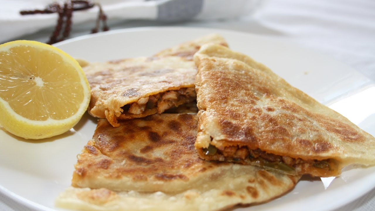 Valmistan turkkilaisia pannukakkuja. Tulinen täyte on niin herkullista, että syön niitä lusikalla.