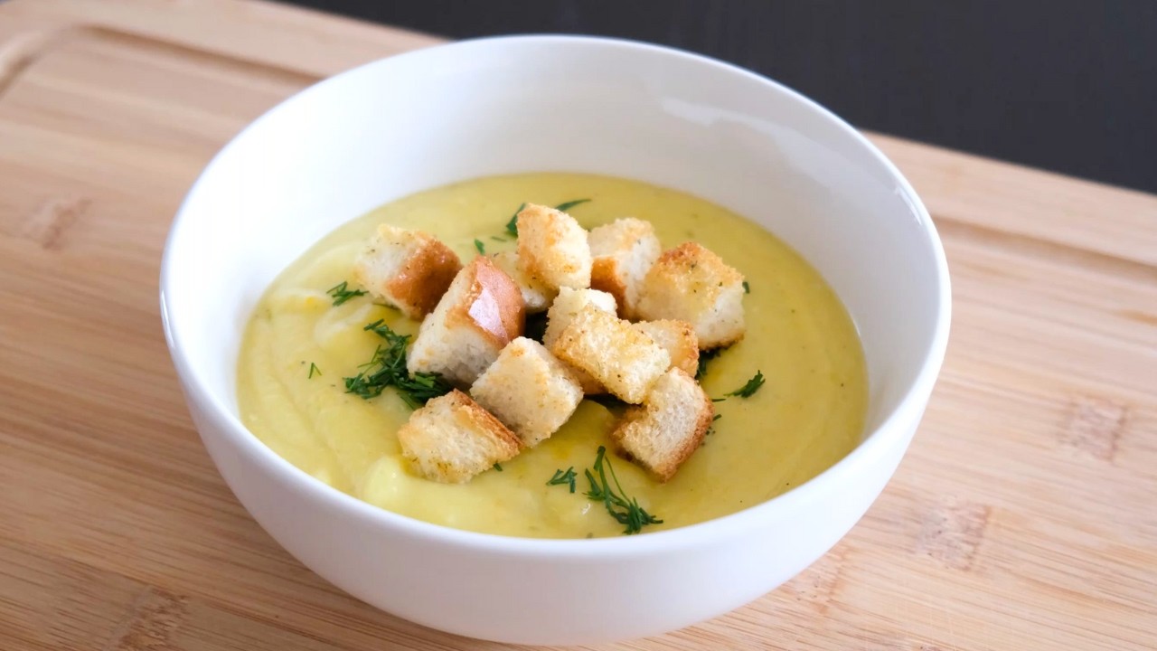 7 reseptiä kesäkurpitsakeittoon, jotka valmistuvat nopeasti ja sopivat erinomaisesti kevyeen illalliseen.