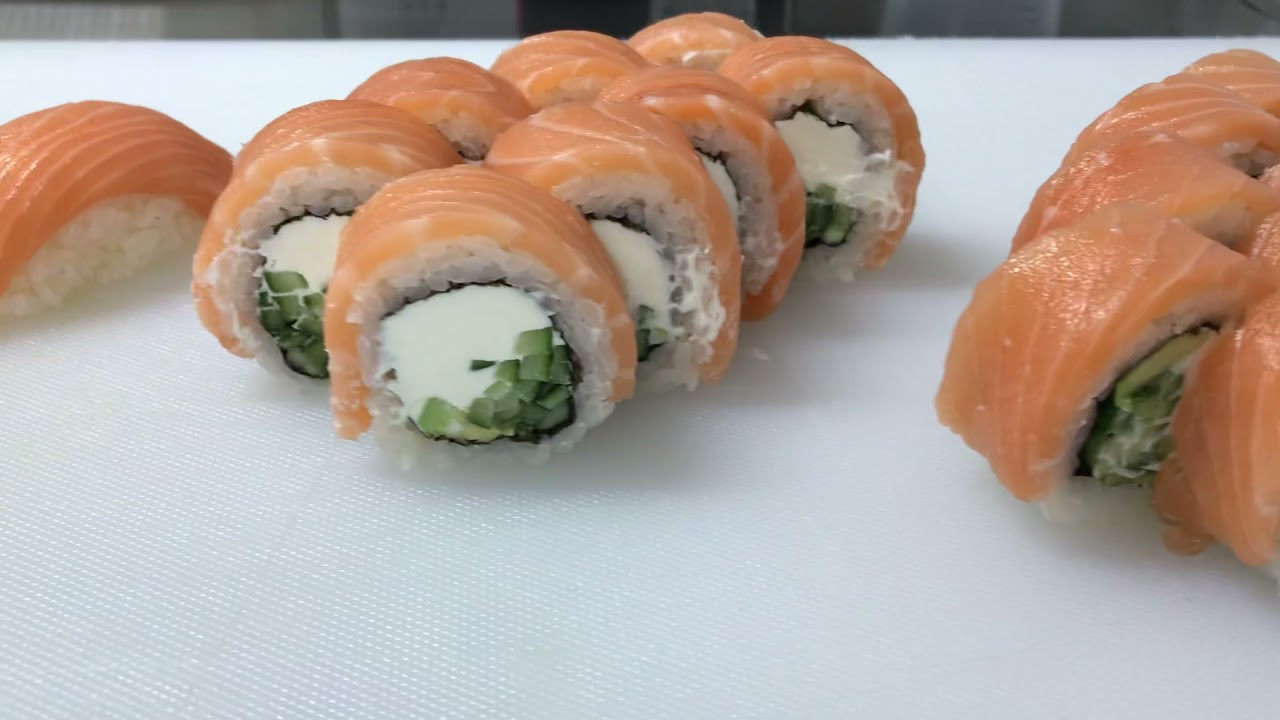 Mies, joka keksi raakasalmon sushin ja onnistui tekemään siitä suositun ruokalajin Japanissa.