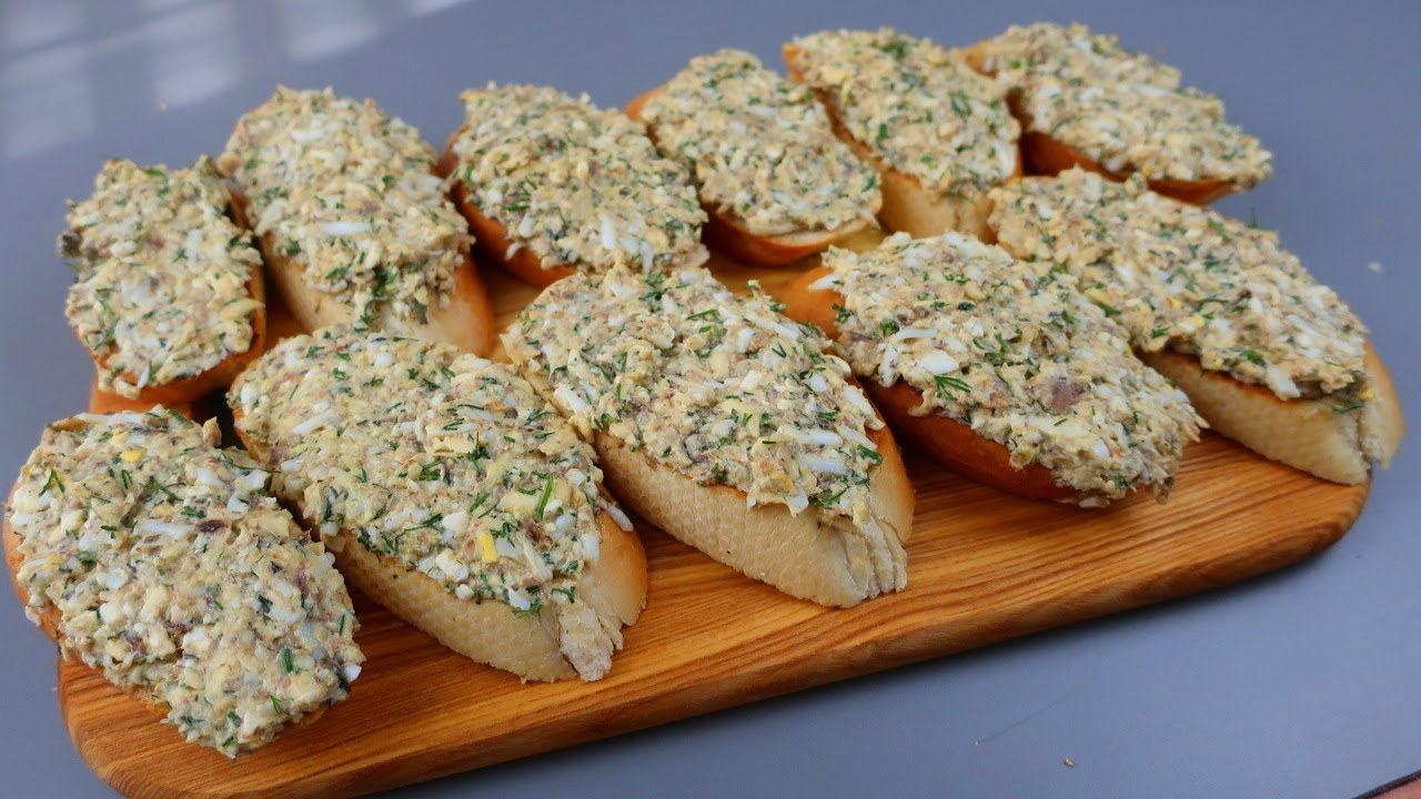 Tämä tahna on niin herkullista, että et tarvitse edes leipää. Avaa purkki, ota kolme ainesosaa ja vähän mausteita.