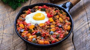 Kevyt muhennos suoraan aurinkoisesta Espanjasta. Täynnä vihanneksia.