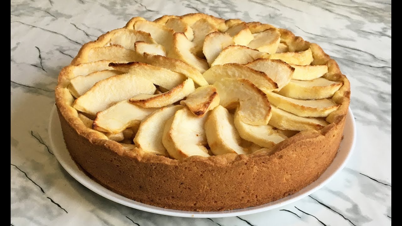 Valmistan omenapiirakan taikinan ranskalaisen menetelmän mukaan, kuten pariisilainen kondiittori. Taikina tulee pehmeäksi ja murenevaksi.