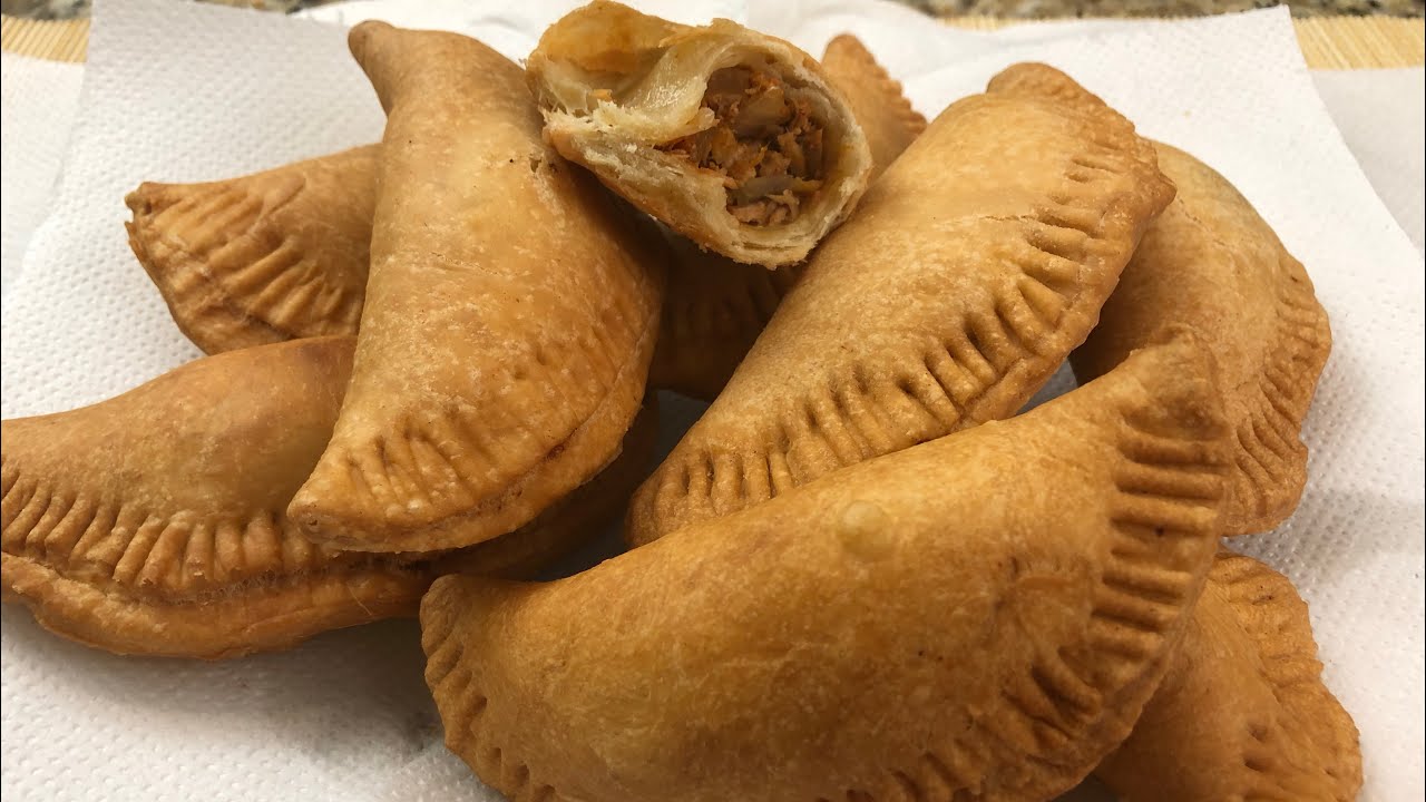 Tonnikalalla täytetyt empanadit, valmistettu aerogrillissä: edullinen resepti, joka on hitti jokaisessa alkupalajuhlassa.