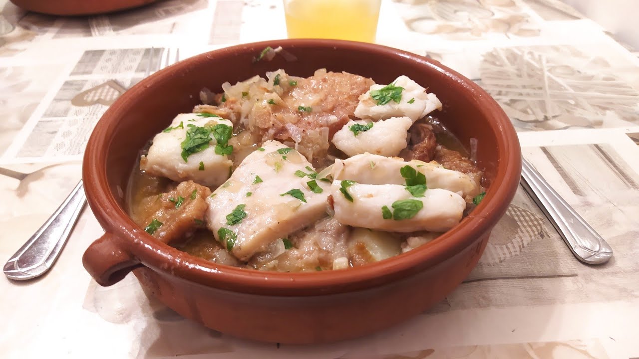 Atascaburras manchego on perinteinen ruokalaji, joka sisältää turskaa, perunaa, kapriksia ja keitettyä munaa.