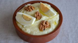 Atascaburras manchego on perinteinen ruokalaji, joka sisältää turskaa, perunaa, kapriksia ja keitettyä munaa.