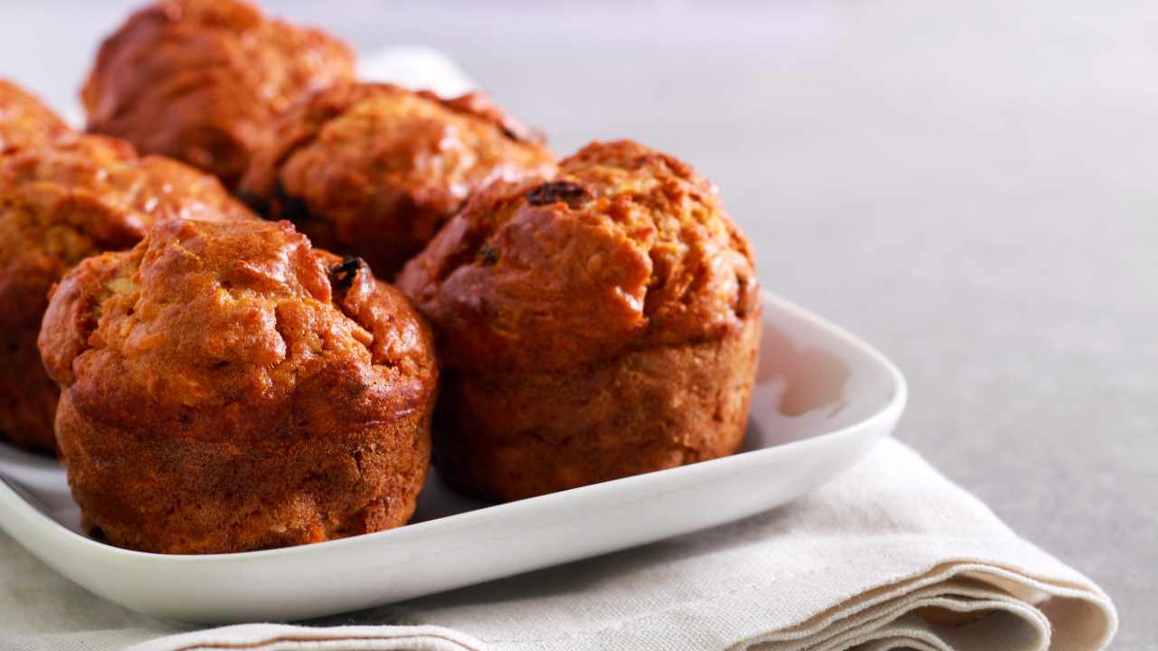 Omena- ja porkkanamuffinit: sokeriton resepti terveelliseen ja maukkaaseen välipalaan.