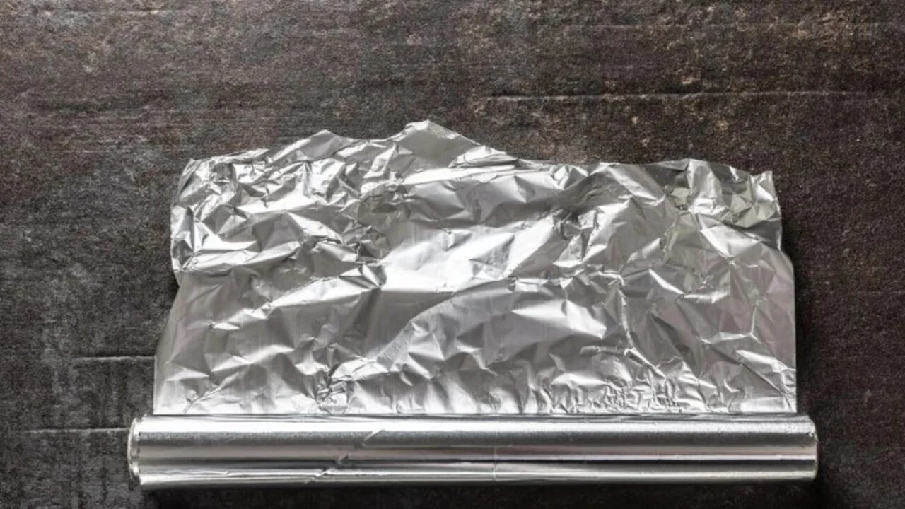 Alumiinifolion käytön salaisuus: siksi ammattikokit laittavat folion paistinpannulle paistamisen aikana.